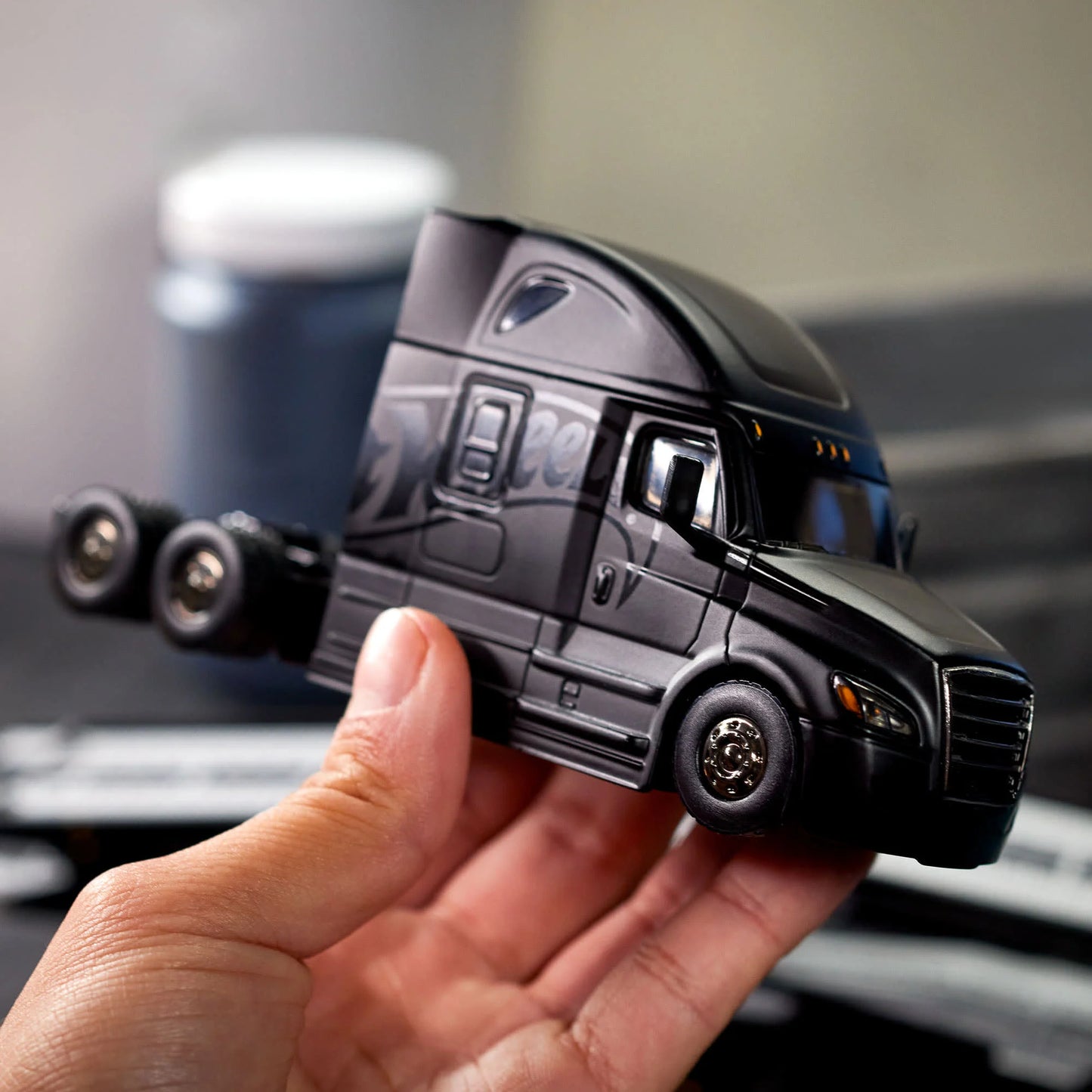 Hot Wheels HWC Elite 64 Freightliner Cascadia