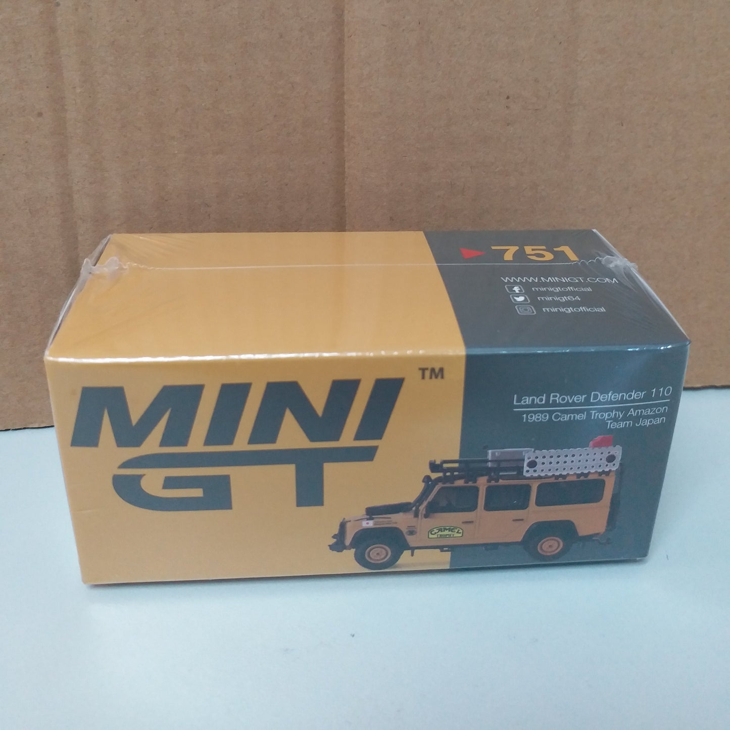 Mini GT #751 Land Rover Defender 110 1989 Camel Trophy Amazon Team Japan