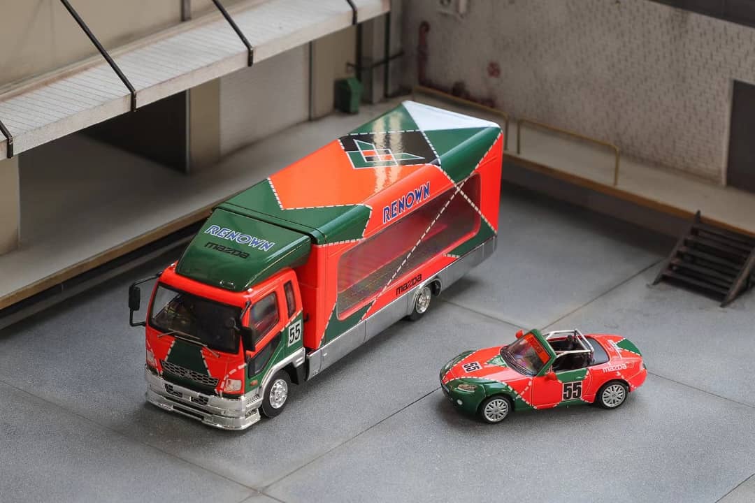 Shadow PRO 1:64 Mitsubishi FUSO Fighter with Mazda RENOWN MX-5 NC