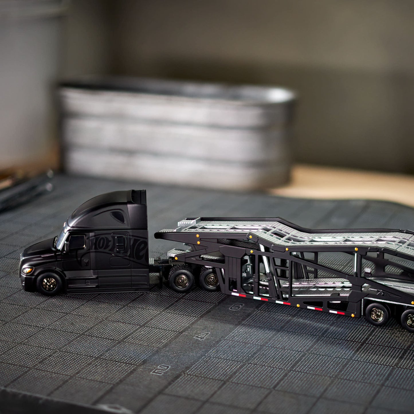 Hot Wheels HWC Elite 64 Freightliner Cascadia