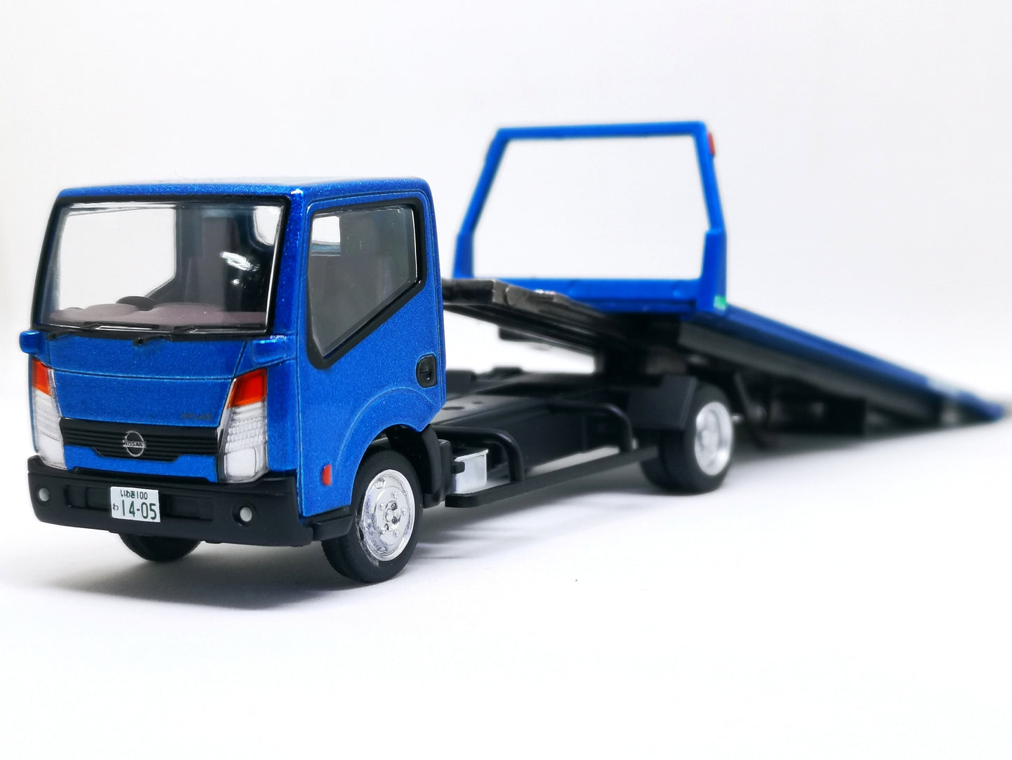 Tomica Limited Vintage Neo LV-N144d Nissan Atlas F24 Safety Loader (Blue) Takara Tomy