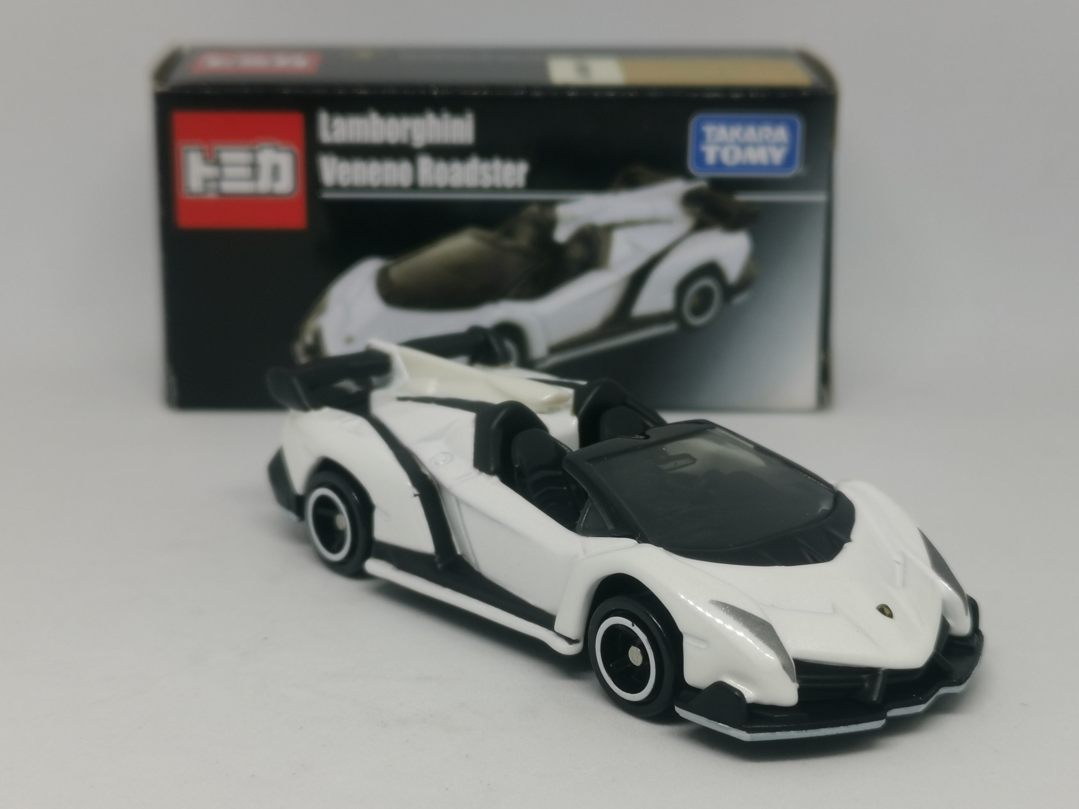 Tomica Hong Kong Exclusive Lamborghini Veneno Roadster (White